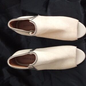 New Lucky Brand suede beige shoes 👠